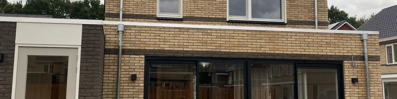 Zinken hemelwaterafvoeren gemonteerd