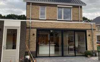 Zinken hemelwaterafvoeren gemonteerd